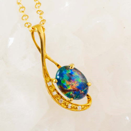 A TREASURED JEWELS 14KT YELLOW GOLD & DIAMOND AUSTRALIAN OPAL NECKLACE