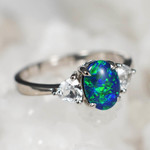   *    A  STANDOUT STERLING SILVER AUSTRALIAN OPAL RING